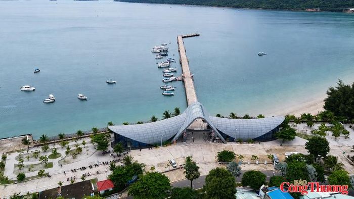 Sau gần một năm thực hiện mô hình chính quyền địa phương hai cấp, Côn Đảo ghi nhận nhiều chuyển biến tích cực về y tế, hành chính công, hạ tầng và du lịch. Ảnh: Thanh Tuấn