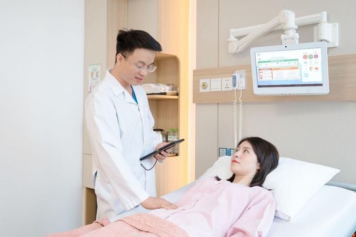 Sau phẫu thuật, người bệnh tiếp tục được bác sĩ theo dõi quá trình hồi phục và hướng dẫn chăm sóc sức khỏe sau xuất viện
