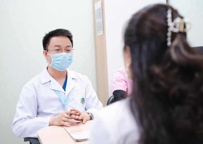 Bác sĩ tìm hiểu kỹ bệnh sử, tình trạng sức khỏe và mong muốn của từng người để xây dựng kế hoạch điều trị phù hợp