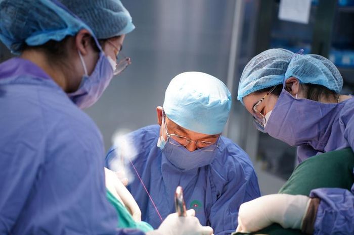 Bác sĩ trực tiếp thăm khám đồng thời là người thực hiện phẫu thuật, giúp quá trình điều trị được xuyên suốt và nhất quán.