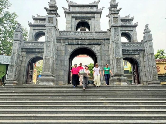 Cổng tam quan đồ sộ với ba cửa của đền Sòng Sơn.
