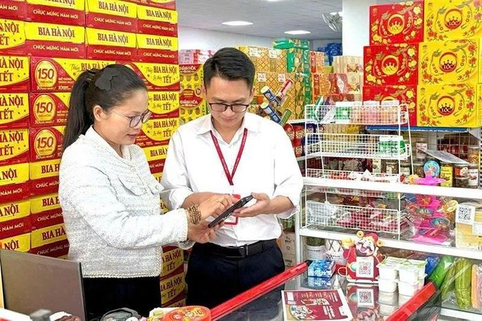 Cán bộ Agribank Thanh Hóa hướng dẫn người dân thanh toán trực tuyến.