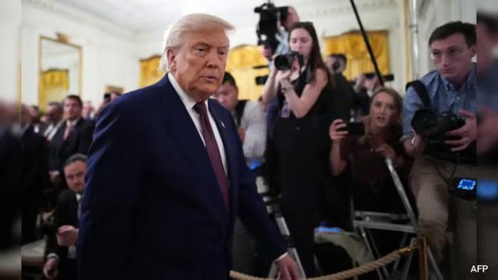 Tổng thống Mỹ Donald Trump cảnh báo Iran phải tuân thủ thỏa thuận, trong bối cảnh Washington cấp giấy phép miễn trừ trừng phạt kéo dài 60 ngày. Ảnh: AFP.