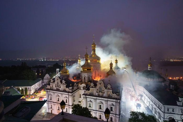 Đại diện Ukraine tại LHQ lên án mạnh mẽ vụ tấn công nhằm vào tu viện lịch sử Pechersk Lavra ở thủ đô Kiev hồi tuần trước. Ảnh: AP.