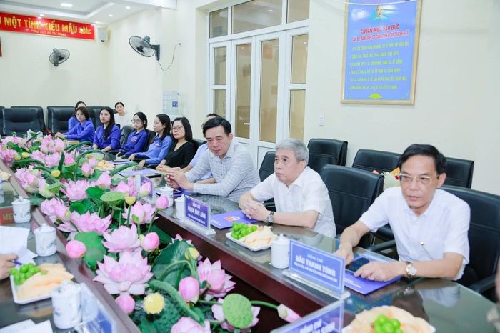 Phó Chủ tịch UBND tỉnh Đầu Thanh Tùng và các đại biểu dự buổi gặp mặt.