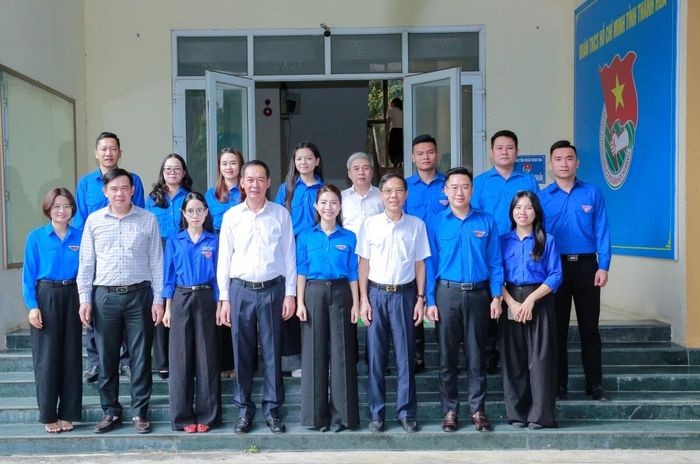 Đồng chí Trịnh Tuấn Sinh, Phó Bí thư Tỉnh ủy, Chủ tịch Ủy ban MTTQ tỉnh cùng các đồng chí lãnh đạo tỉnh chụp ảnh lưu niệm với đoàn đại biểu.