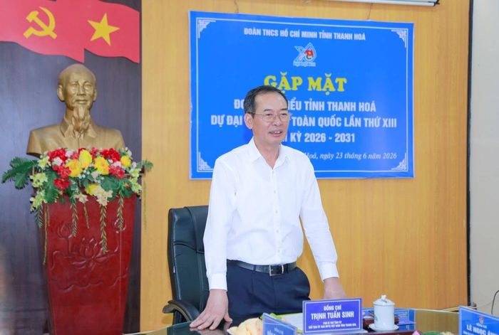 Đồng chí Trịnh Tuấn Sinh, Phó Bí thư Tỉnh ủy, Chủ tịch Ủy ban MTTQ tỉnh phát biểu giao nhiệm vụ cho đoàn đại biểu.