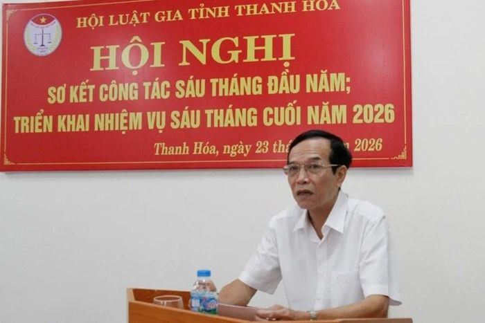 Luật gia Bùi Anh Linh, Phó Chủ tịch Hội Luật gia tỉnh Thanh Hóa báo cáo sơ kết công tác hội 6 tháng đầu năm.