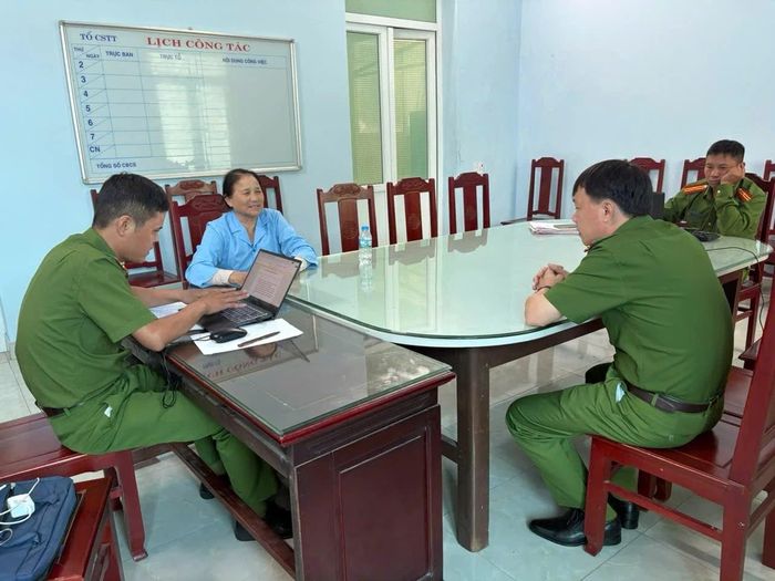 Bà Văn Thị Hậu tại cơ quan Công an.