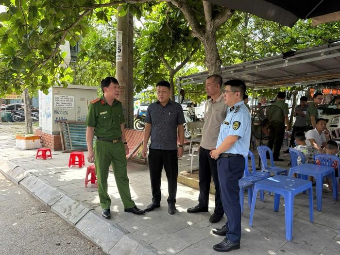 Công an phường Sầm Sơn cùng các lực lượng liên quan kiểm tra các bãi trông giữ xe; trực tiếp tiếp nhận và xử lý phản ánh của người dân, du khách.