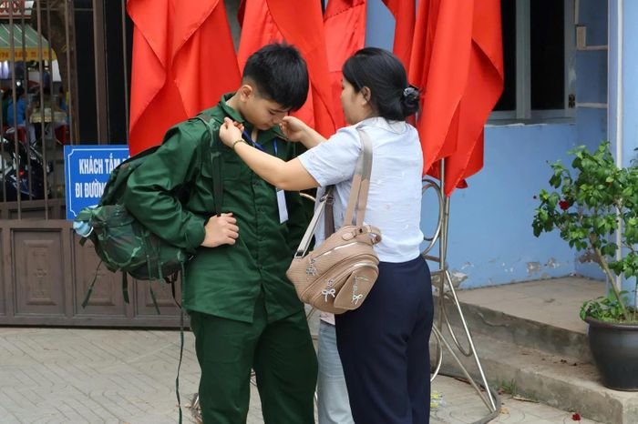Phụ huynh tiễn con tham gia “Học kỳ trong Quân đội”.