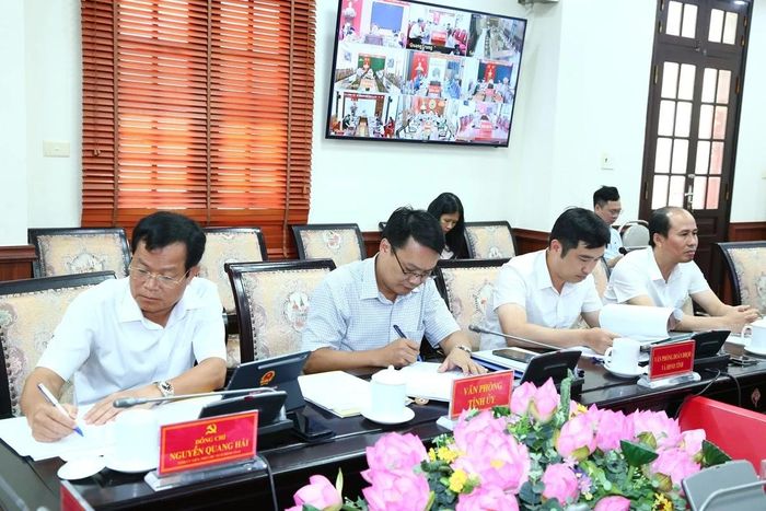 Các đại biểu dự buổi làm việc.