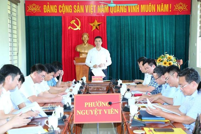 Tổ công tác số 2 làm việc tại phường Nguyệt Viên.