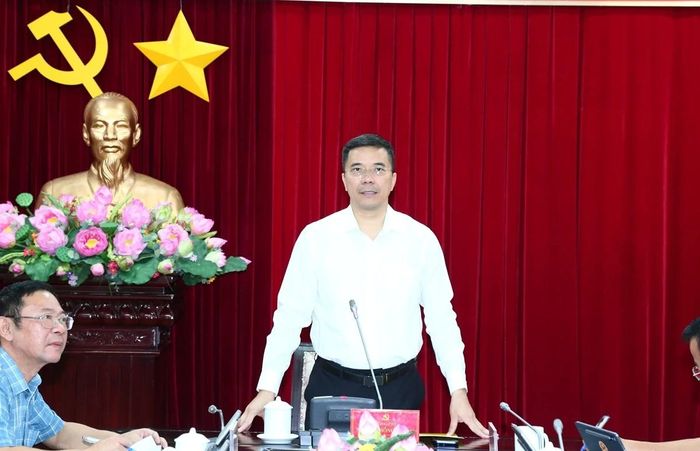 Đồng chí Nguyễn Hồng Phong, Ủy viên dự khuyết Trung ương Đảng, Phó Bí thư Thường trực Tỉnh ủy, Chủ tịch HĐND tỉnh phát biểu tại buổi làm việc.