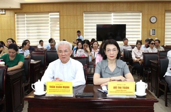 Phó Chủ tịch Thường trực Ủy ban MTTQ tỉnh Thanh Hóa Đỗ Thị Toán và Linh mục Trần Xuân Mạnh, Phó Chủ tịch không chuyên trách Ủy ban Trung ương MTTQ Việt Nam, Chủ tịch Trung ương Ủy ban Đoàn kết Công giáo Việt Nam, Chủ tịch Ủy ban Đoàn kết Công giáo tỉnh dự tại điểm cầu tỉnh Thanh Hóa.