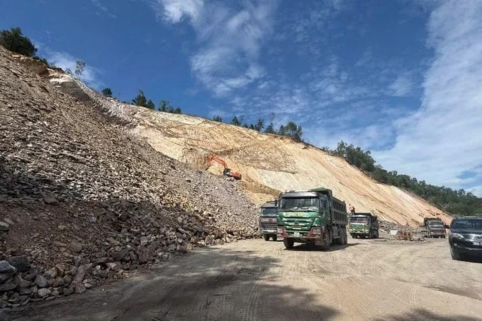 Hoạt động khai thác và vận chuyển khoáng sản được đoàn khảo sát kiểm tra trong chương trình làm việc.