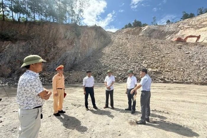 Đoàn khảo sát kiểm tra thực tế hoạt động khai thác khoáng sản tại một mỏ đá trên địa bàn xã Tống Sơn.