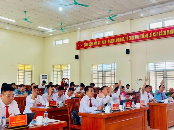 Các đại biểu HĐND xã Thanh Quân biểu quyết thông qua nghị quyết về sắp xếp thôn trên địa bàn xã.
