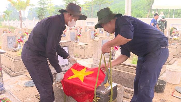 Sau khi hoàn thành lấy mẫu sinh phẩm, hài cốt liệt sĩ được đưa về đúng vị trí phần mộ, bảo đảm trang nghiêm, chu đáo và đúng quy trình.