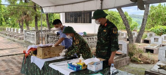 Đội lấy mẫu hài cốt liệt sĩ tỉnh Thanh Hóa cẩn thận trong từng thao tác lấy mẫu sinh phẩm tại nghĩa trang liệt sĩ xã Hà Trung.
