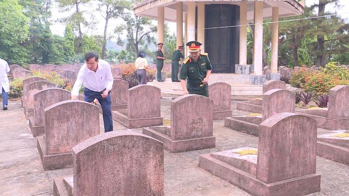Lực lượng vũ trang cùng cấp ủy, chính quyền xã Hà Trung thành kính thắp hương tri ân lên các phần mộ liệt sĩ.