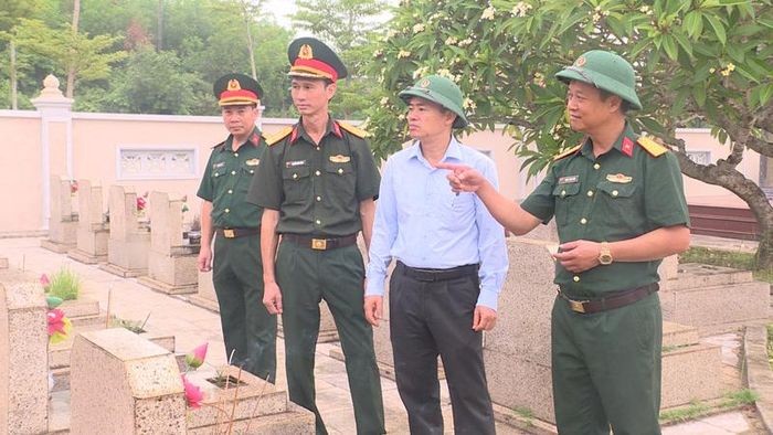 Cán bộ, nhân viên Đội lấy mẫu hài cốt liệt sĩ tỉnh Thanh Hóa phối hợp cùng với Ban Chỉ huy Quân sự xã, cấp ủy, chính quyền xã Vĩnh Lộc thực hiện công tác lấy mẫu hài cốt liệt sĩ chưa xác định được danh tính.