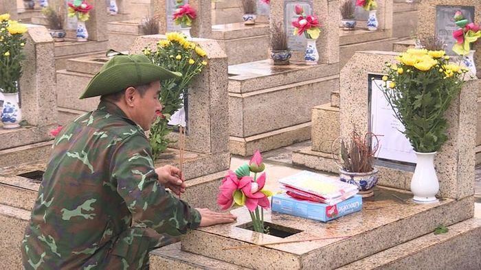 Cán bộ, nhân viên Đội lấy mẫu hài cốt liệt sĩ tỉnh Thanh Hóa thắp hương tưởng niệm trước khi thực hiện khai quật hài cốt liệt sĩ.