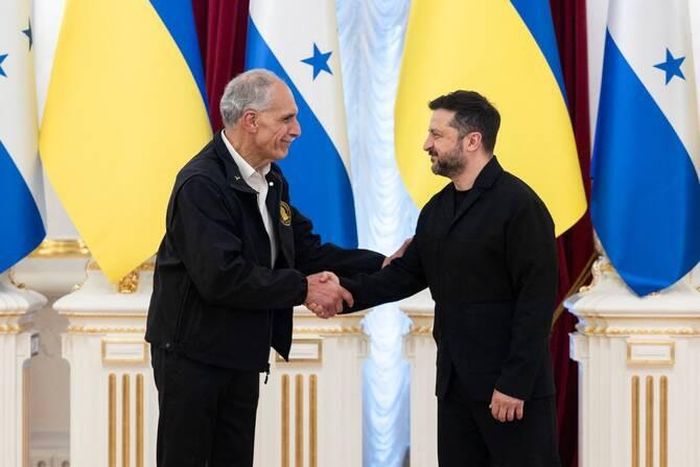 Tổng thống Ukraine Volodymyr Zelensky (phải) và Tổng thống Honduras Nasry Asfura (trái) bắt tay trong cuộc gặp tại Kyiv, ngày 19/6/2026. Ảnh: AFP
