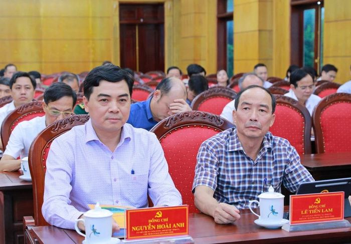 Đồng chí Nguyễn Hoài Anh, Ủy viên Trung ương Đảng, Phó Bí thư Tỉnh ủy, Chủ tịch UBND tỉnh và các đại biểu dự phiên họp tại điểm cầu Tỉnh ủy Thanh Hóa.