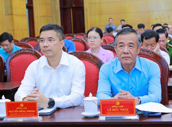 Các đồng chí: Lê Đức Thái, Ủy viên Trung ương Đảng, Bí thư Tỉnh ủy, Trưởng Đoàn ĐBQH tỉnh; Nguyễn Hồng Phong, Ủy viên dự khuyết Trung ương Đảng, Phó Bí thư Thường trực Tỉnh ủy, Chủ tịch HĐND tỉnh dự phiên họp tại điểm cầu Tỉnh ủy Thanh Hóa.