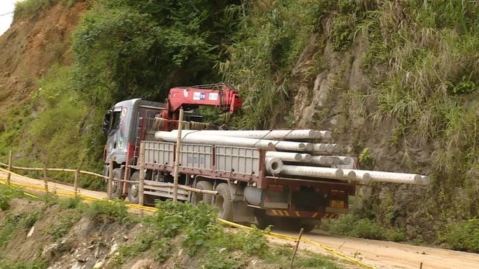 Địa hình đồi núi dốc khiến cho việc vận chuyển vật liệu phục vụ dự án gặp nhiều khó khăn.