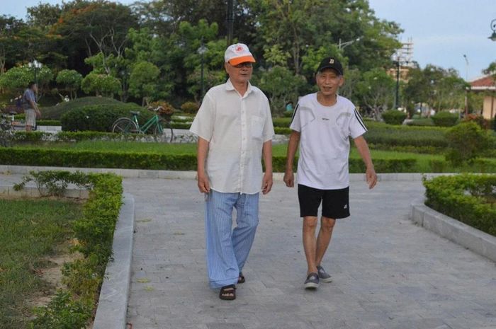 Nhiều người cao tuổi lựa chọn đi bộ trong Công viên Hội An để rèn luyện sức khỏe và thêm cơ hội giao lưu, gặp gỡ bạn bè.