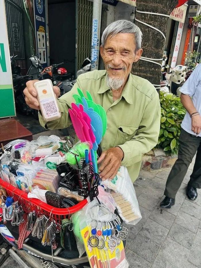 Giữa nhịp sống đô thị, nhiều người cao tuổi vẫn đang phải lăn mình trong câu chuyện mưu sinh vất vả, bộn bề.