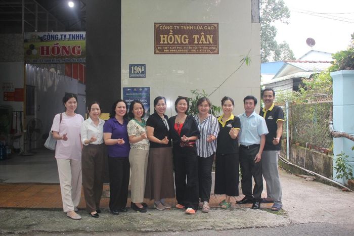 Đoàn nhà báo chụp ảnh kỷ niệm tại Công ty Hồng Tân.