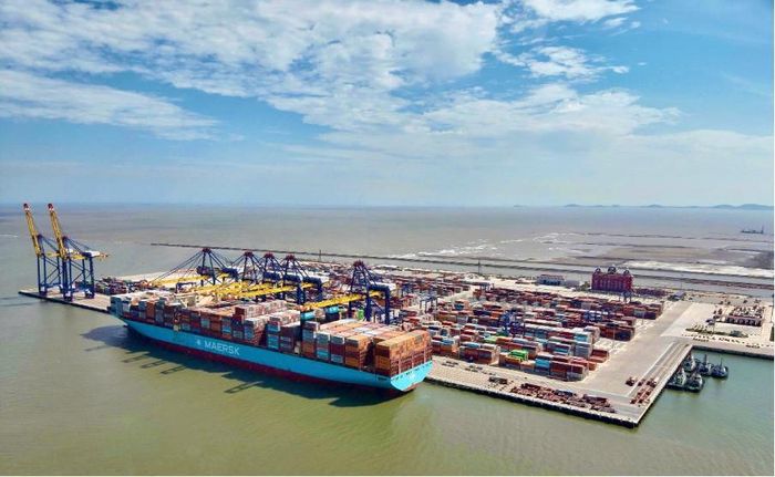 “Siêu tàu” container MATZ MAERSK có chiều dài gần 400m, ngang 60m, sức chở 18.270 TEU, là tàu lớn nhất cập cảng Hải Phòng từ trước đến nay.