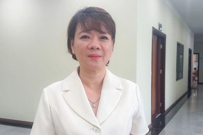 Bà Trần Thị Thanh Hà, Phó trưởng ban Quan hệ Lao động, Tổng Liên đoàn Lao động Việt Nam, trao đổi bên bề cuộc họp. Ảnh: Thu Hương.