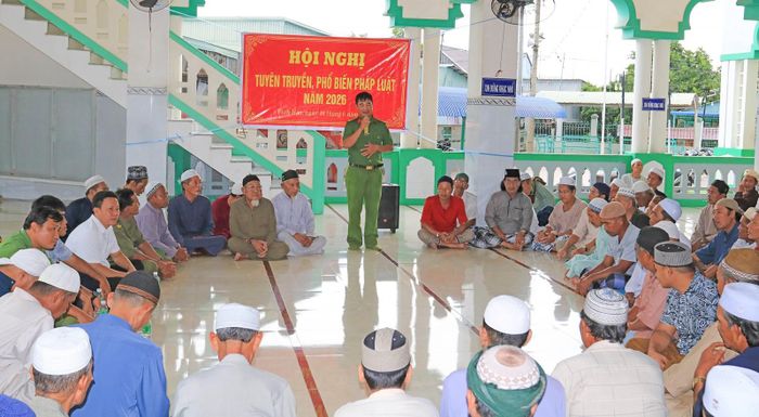 Công an xã Vĩnh Hậu tuyên truyền, phổ biến pháp luật tại Thánh đường Roh Mah, ấp La Ma. Ảnh: NGUYỄN HƯNG