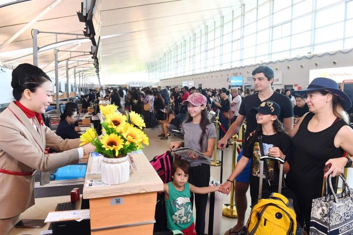 Du khách quốc tế làm thủ tục tại Cảng hàng không quốc tế Phú Quốc. Ảnh: LÊ TRUNG HIẾU
