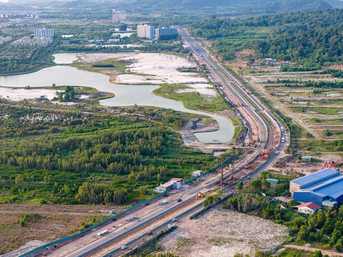 Tuyến đường tỉnh 975 đang triển khai thi công. Ảnh: LÊ TRUNG HIẾU