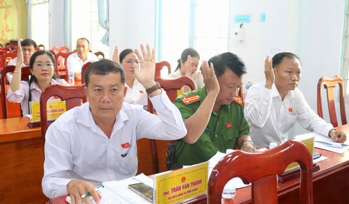 Các đại biểu HĐND xã Vĩnh Hanh biểu quyết thông qua Nghị quyết tán thành chủ trương thành lập ấp Vĩnh Hòa 1.