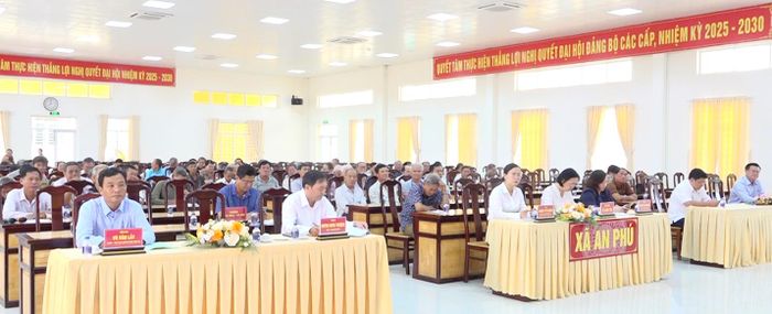 Các đại biểu tham dự buổi tiếp xúc cử tri.
