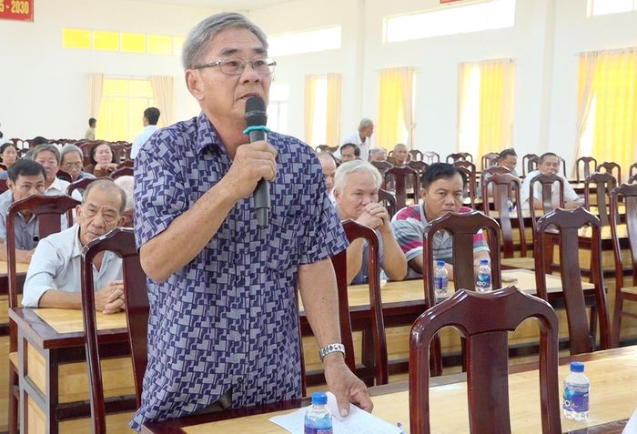 Các cử tri phát biểu ý kiến.
