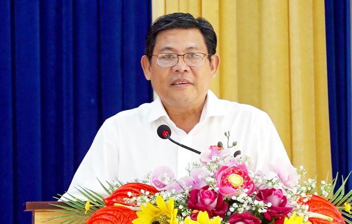 Phó Chủ tịch UBND tỉnh An Giang Ngô Công Thức phát biểu tại buổi tiếp xúc cử tri.