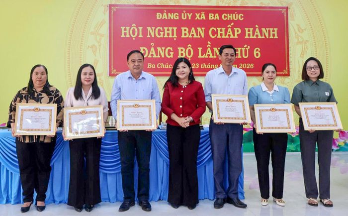 Khen thưởng đảng viên hoàn thành xuất sắc nhiệm vụ tiêu biểu 5 năm liền.