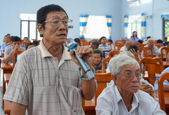 Người dân đóng góp ý kiến, kiến nghị.