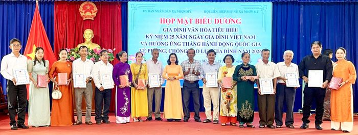 UBND xã Nhơn Mỹ tuyên dương các gia đình văn hóa tiêu biểu.