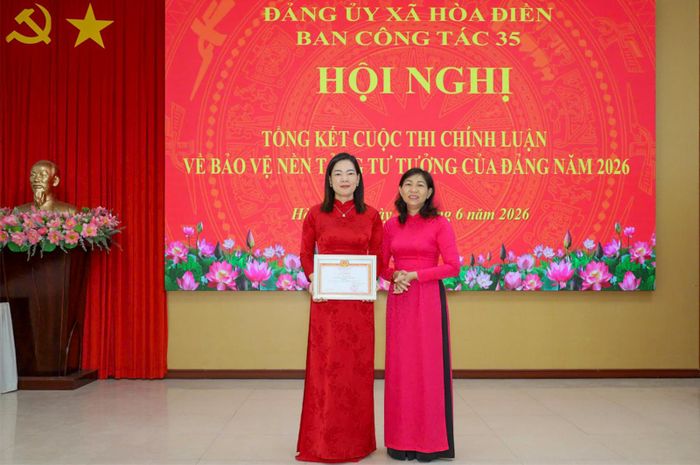 Phó Bí thư Thường trực Đảng ủy, Chủ tịch HĐND xã Hòa Điền Nguyễn Thị Mỹ Nhung trao giấy khen cho tác giả Thái Tú Trinh có tác phẩm đạt giải nhất cuộc thi.