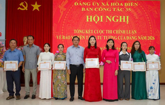 Các tác giả đạt giải tại cuộc thi.