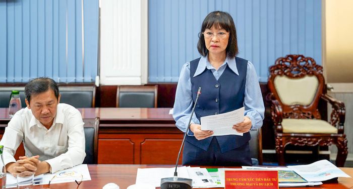 Giám đốc Trung tâm Xúc tiến Đầu tư, Thương mại và Du lịch tỉnh An Giang Quảng Xuân Lụa phát biểu tại cuộc họp.