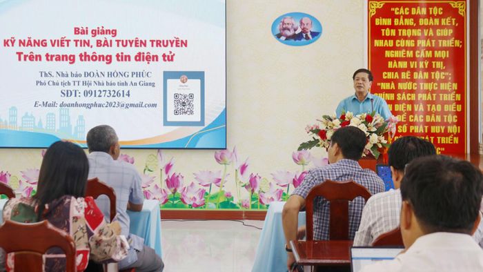 Thạc sĩ Đoàn Hồng Phúc, Phó Chủ tịch Thường trực Hội Nhà báo tỉnh An Giang hướng dẫn kỹ năng tuyên truyền trên báo in, báo điện tử và trang thông tin điện tử của cơ quan nhà nước.